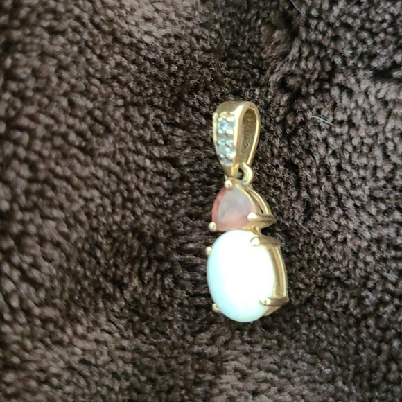 Beautiful Gold and Genuine Opal Pendant - Picture 2 of 8